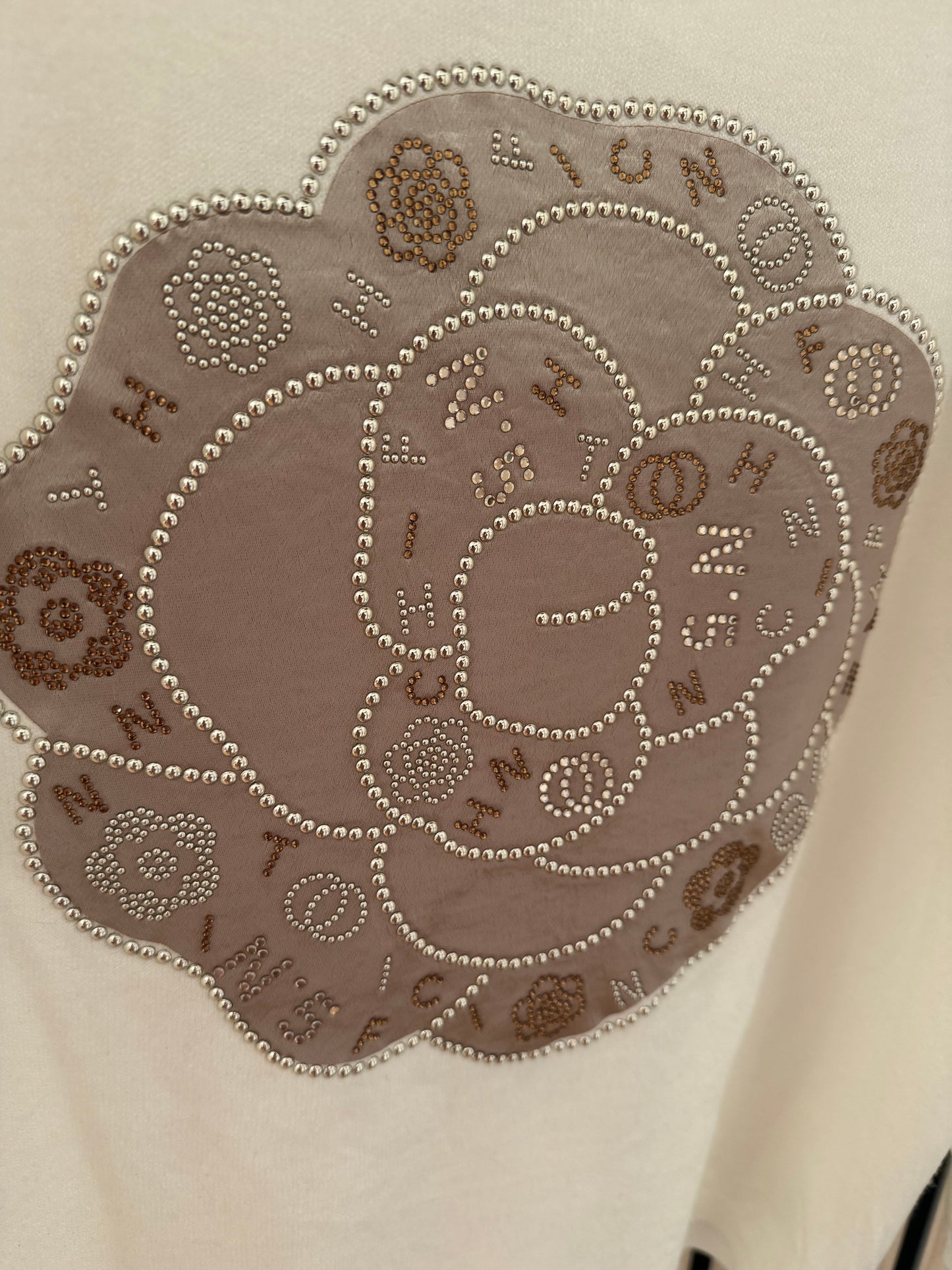 Eleganter Strickpullover – luxuriöses Design mit Schmuckakzenten2628