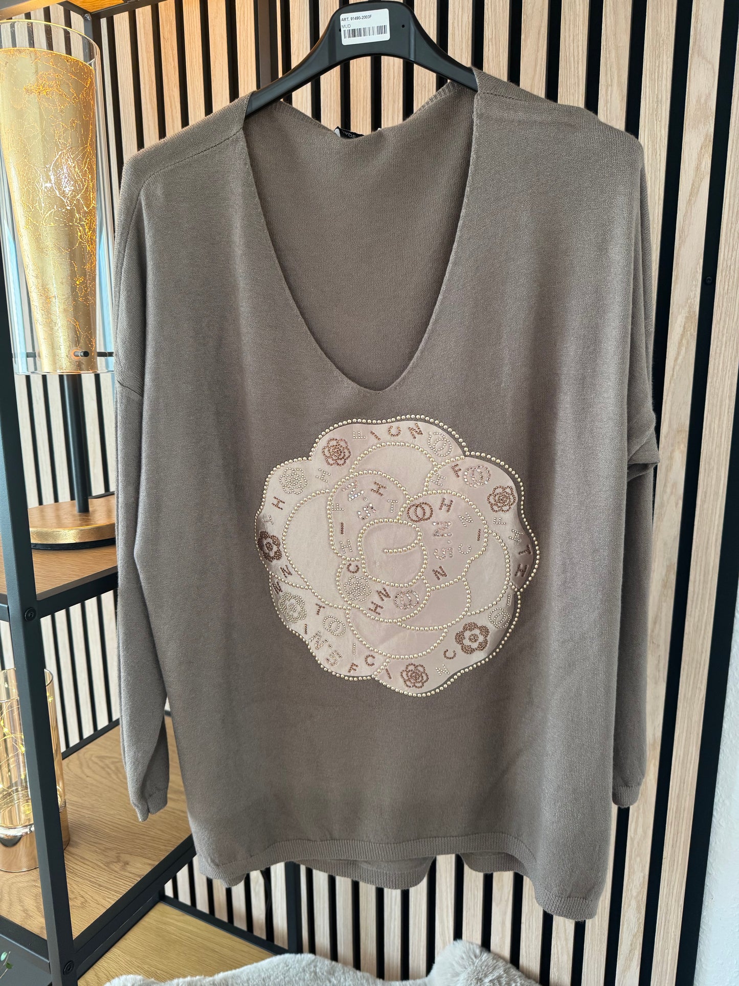 Eleganter Strickpullover – luxuriöses Design mit Schmuckakzenten2628