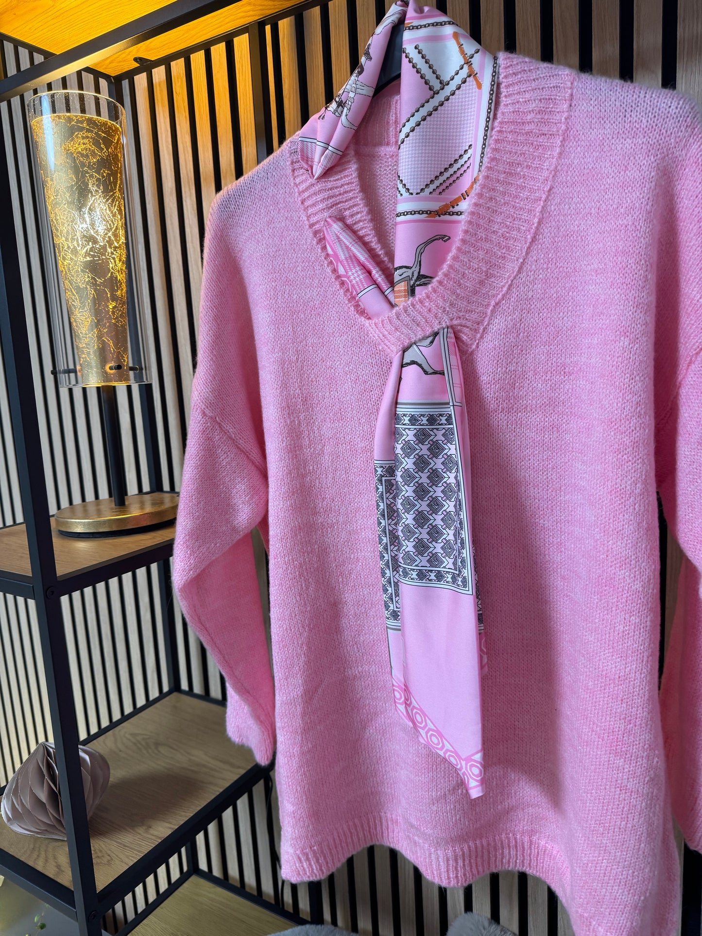 Eleganter gestrickter Damen-Pullover mit Schal 2616