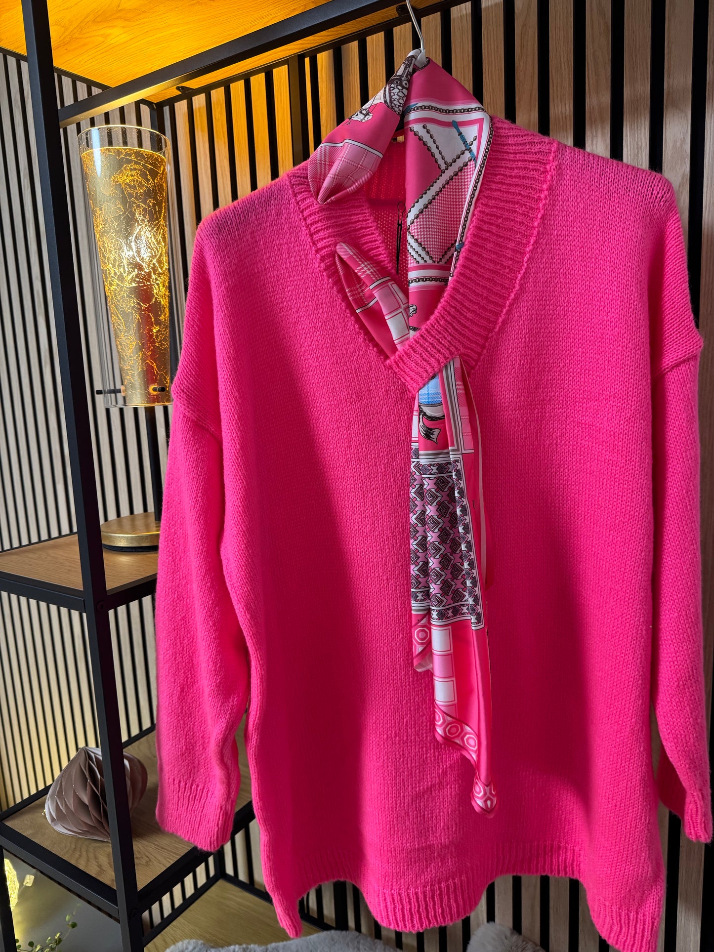 Eleganter gestrickter Damen-Pullover mit Schal 2616