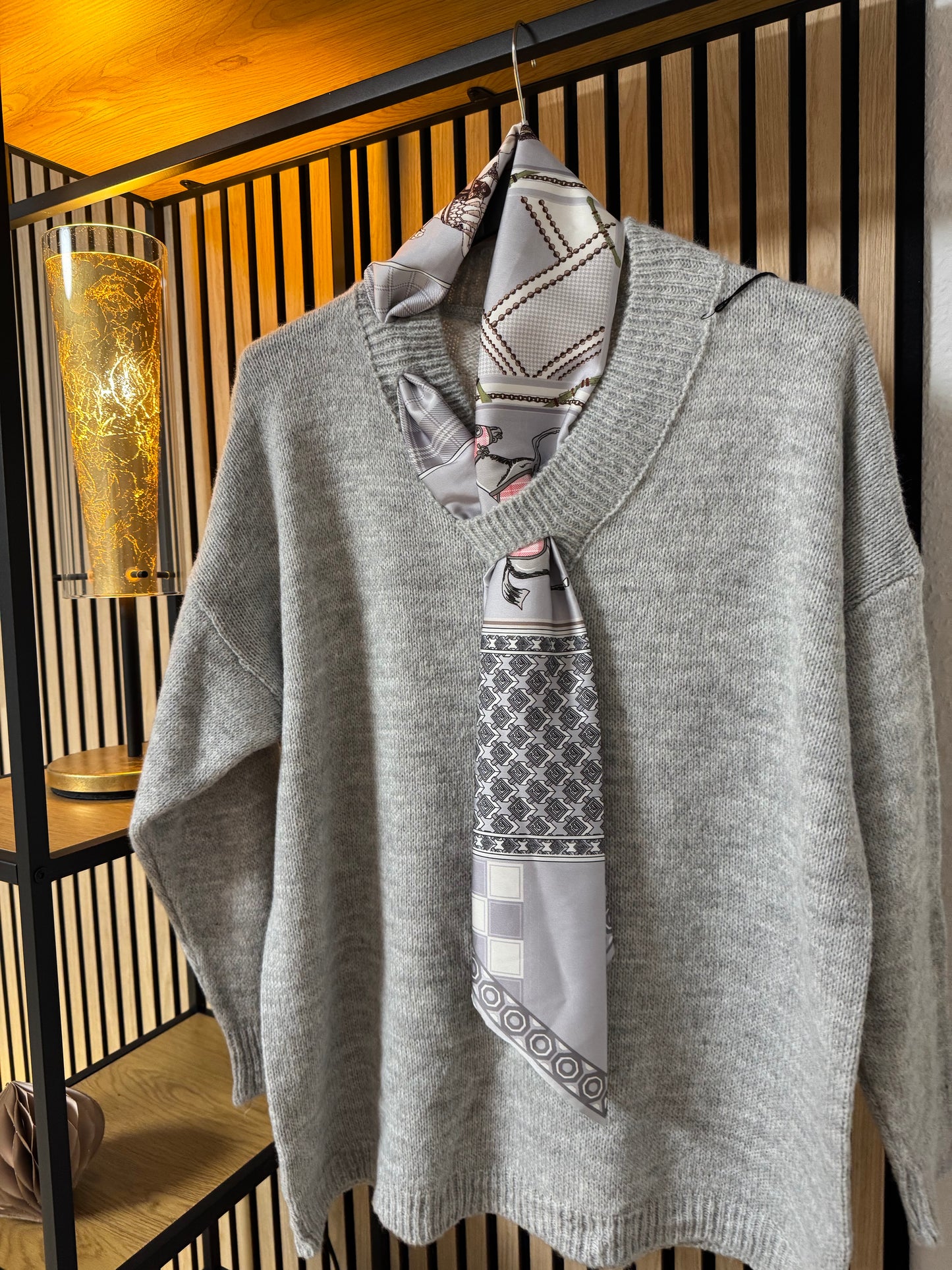 Eleganter gestrickter Damen-Pullover mit Schal 2616