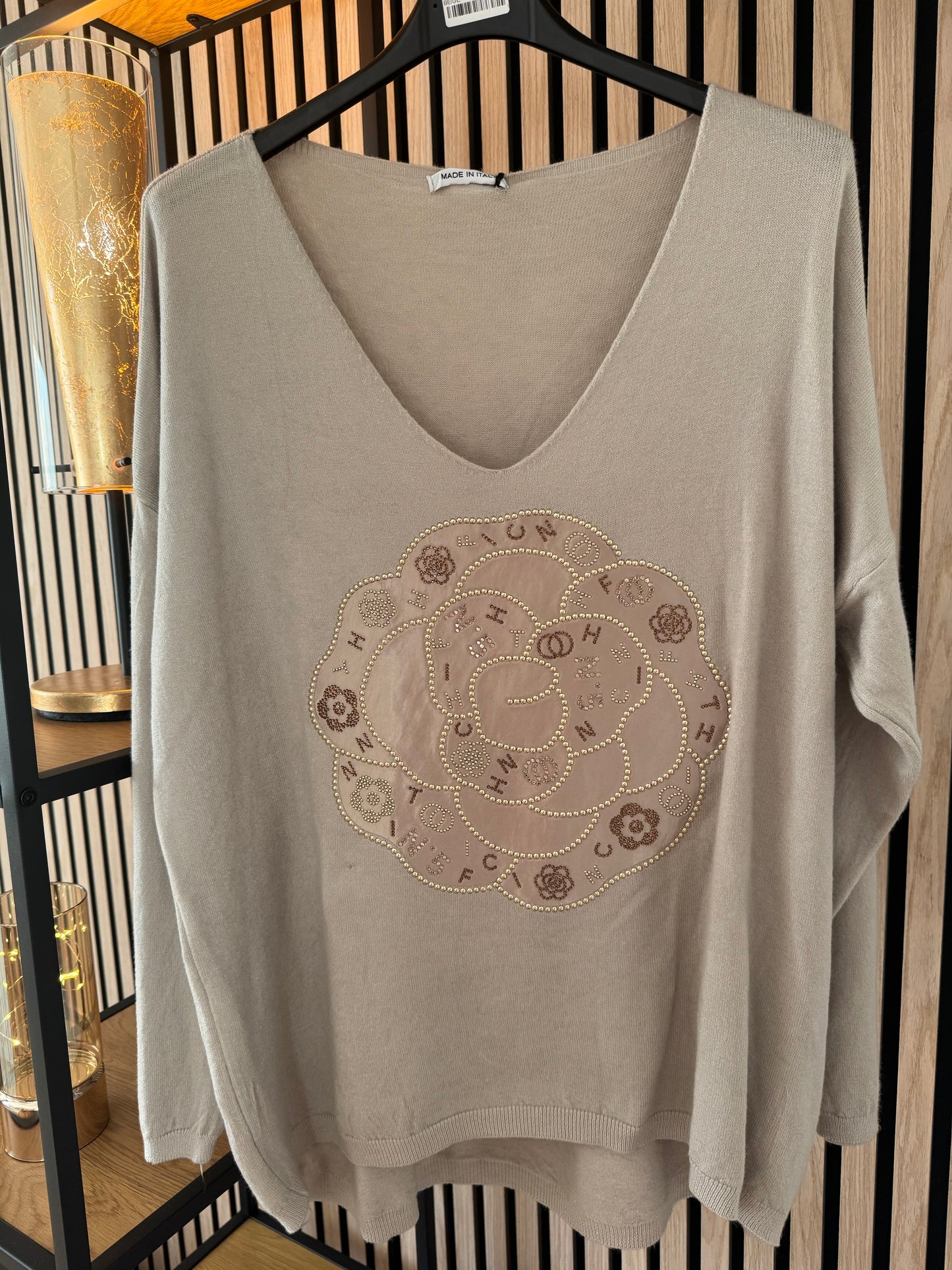 Eleganter Strickpullover – luxuriöses Design mit Schmuckakzenten2628