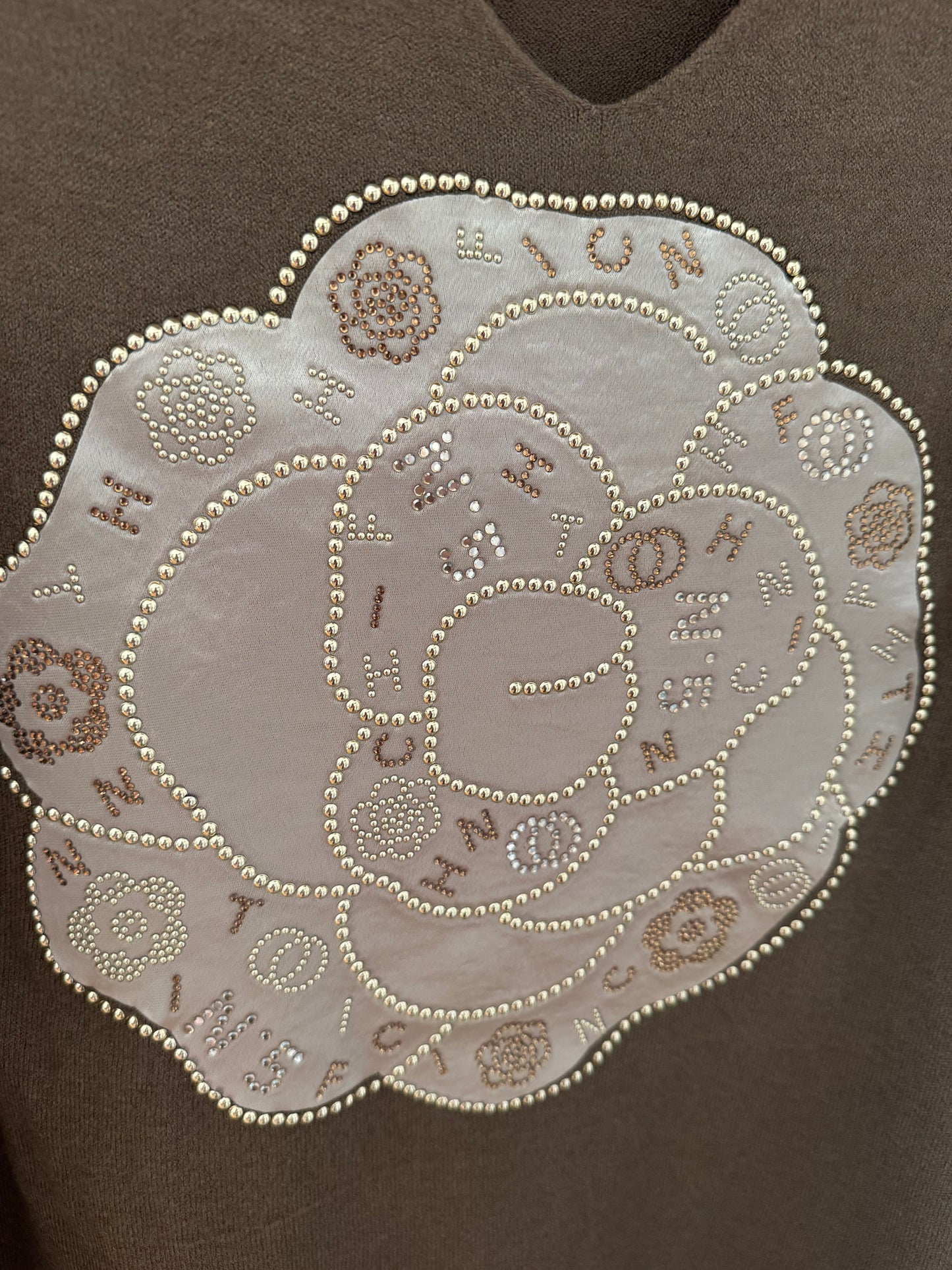 Eleganter Strickpullover – luxuriöses Design mit Schmuckakzenten2628