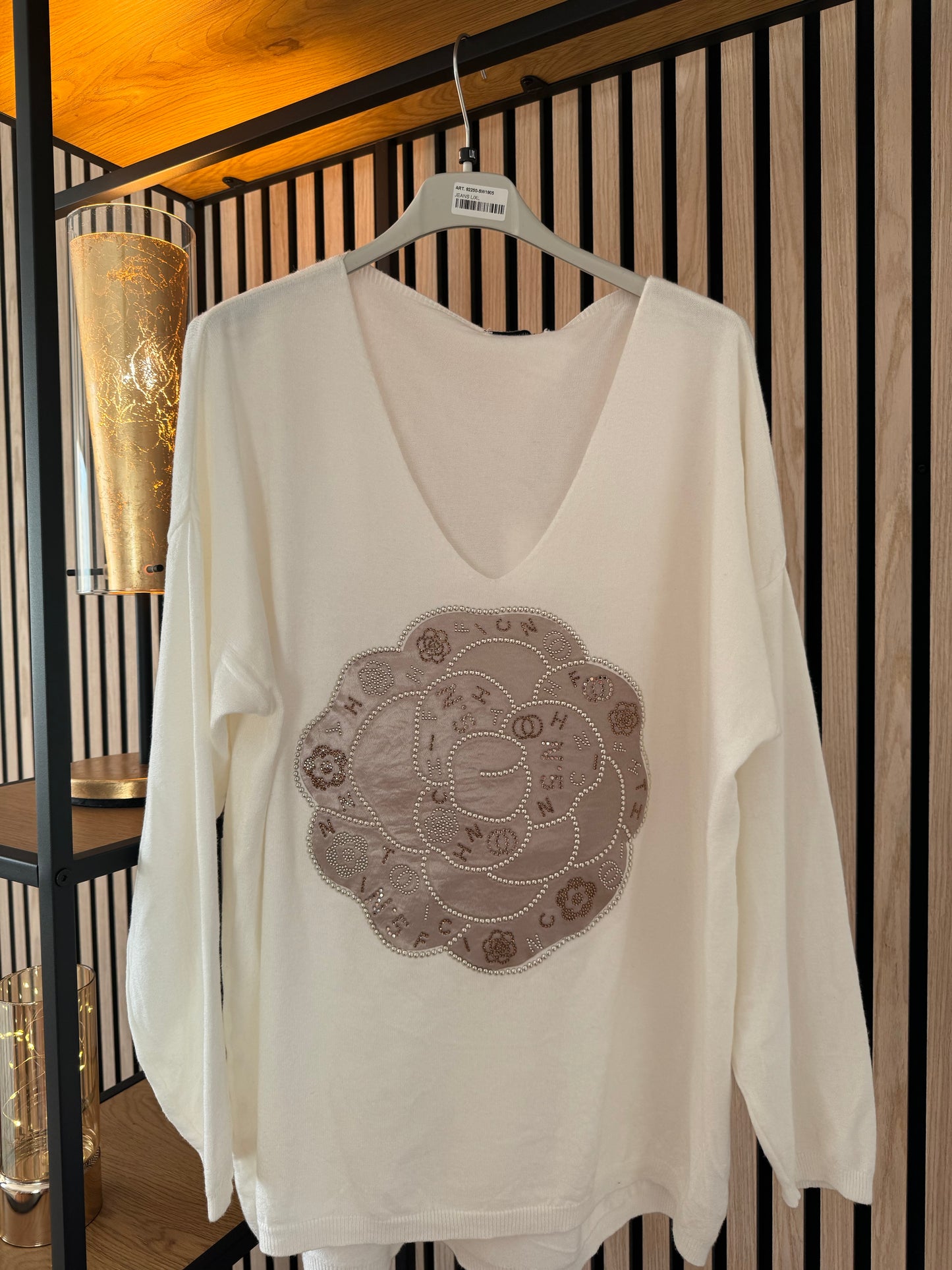 Eleganter Strickpullover – luxuriöses Design mit Schmuckakzenten2628