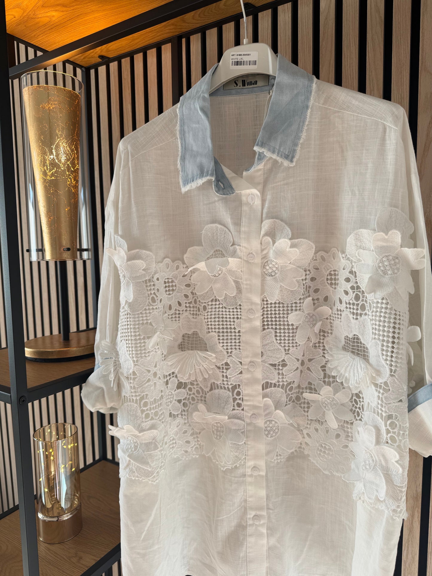 Damenbluse in zartem Weiß – romantische Eleganz mit 3D-Spitzendetails
2622