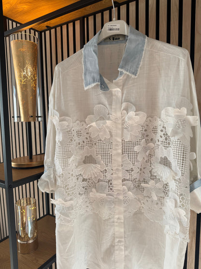 Damenbluse in zartem Weiß – romantische Eleganz mit 3D-Spitzendetails
2622